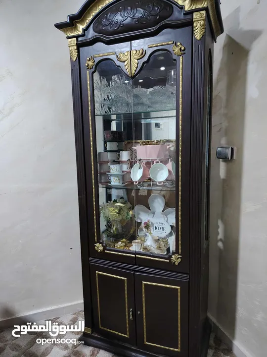 طاولة سفرة مع فضية للبيع بسعر 200 حالة جيدة