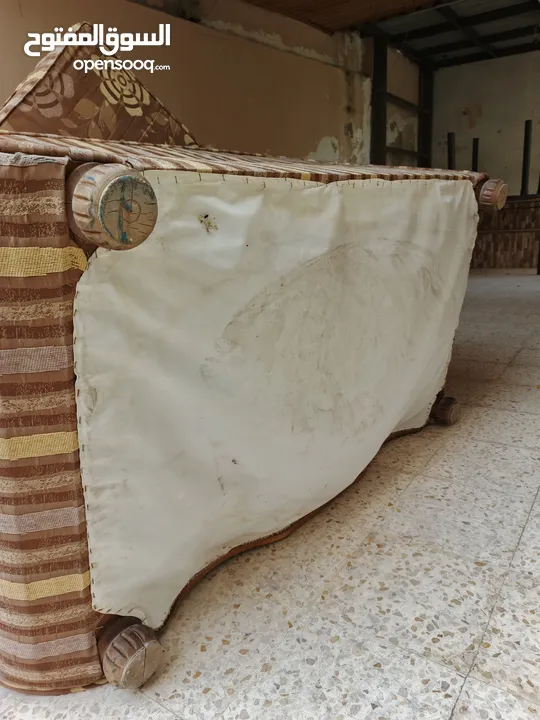 كنب كلاسيك للبيع من اربع قطع مناسب لصالون ومناسب غرفة جلوس ومناسب لغرفه ضيوف خشب اوزان ابيض