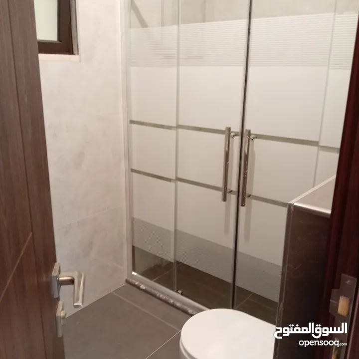 طريق المطار لم تسكن سوبر ديلوكس شقه فارغه للايجار + 240 متر 5 غرف نوم ـ 2 ماستر