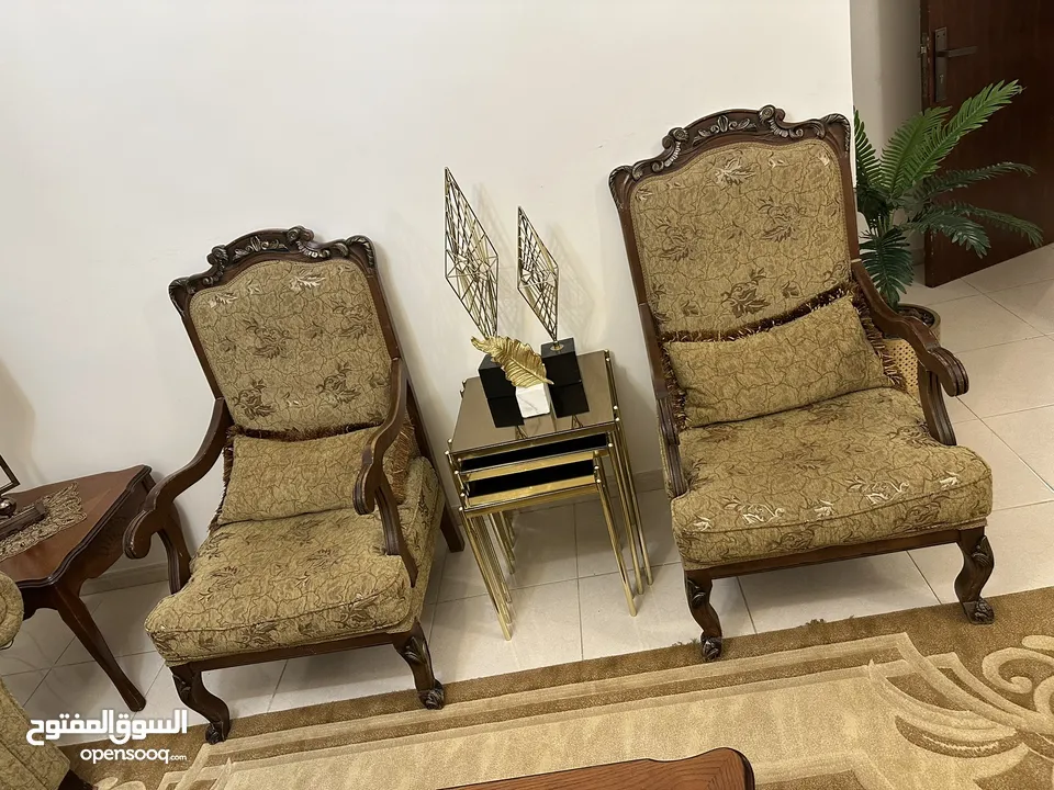 طقم كنب 7 مقاعد بحالة ممتازة مع طاولة وسط و جانبيتين خشب و 3 ثريات