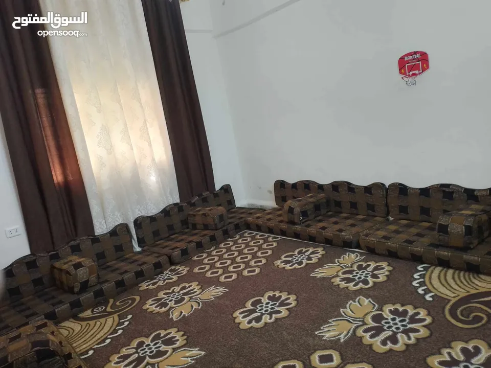 غرفة جلوس قعدة فرشات عربي خزانة تلفزيون  لون جوزي سجادة  3 متر ونص ب مترين ونص برادي 3 قطع لكل برداي