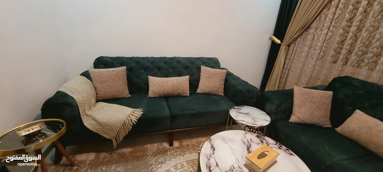 طقم كنب وستارة للبيع بداعي السفر استعمال خفيف شبه الجديد الستاره تفصيل