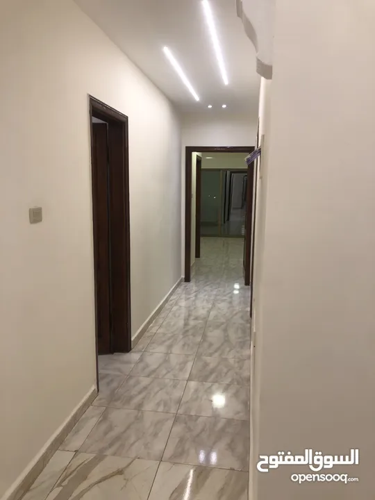 شقه سوبر ديلوكس البيع في ضاحيه الرشيد طابق اول  ثلاث بلكونات بسعر مغري