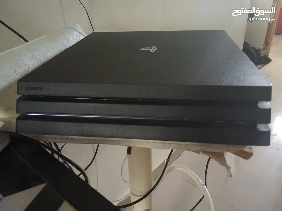 جهاز ps4pro مع اربع دسكات مع جميع اسلاك 4k أفلام و العاب و 1تيرا