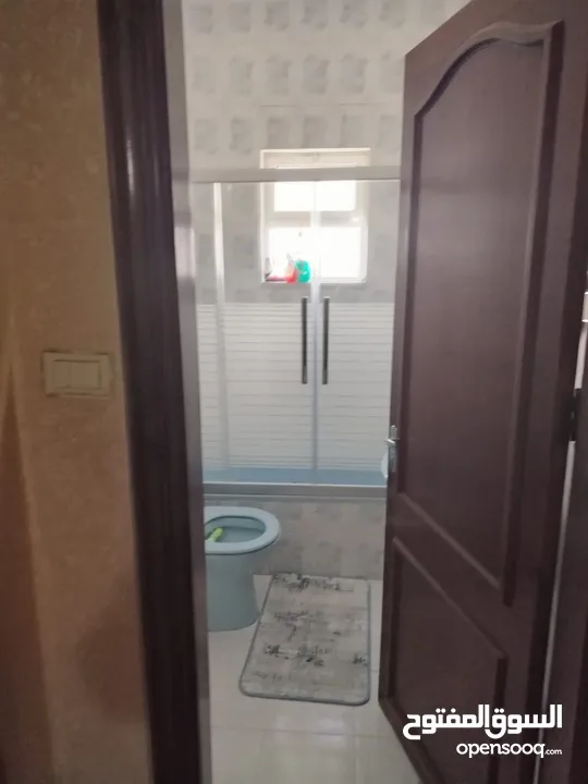 شقة أرضية للبيع في ابو نصير 240م مع مدخل مستقل وكراجين وتشطيبات فاخرة وفرش جديد بسعر مميز و اطلالة