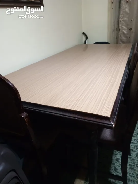طاولة سفرة للبيع مع 8 كراسي بحالة ممتازة جدا