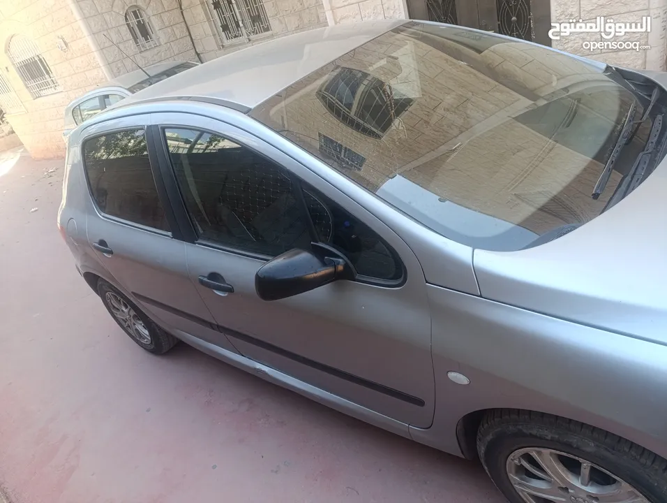 بيجو 307 موديل 2005 بحالة ممتازة وبدون اعطال مع وجود قطع غيار للسيارة السعر عالكاش مع امكانية البدل