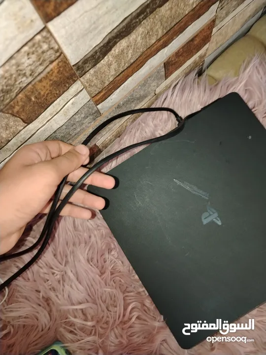 بلاستيشن 4للبيع مع ثلاث أيادي