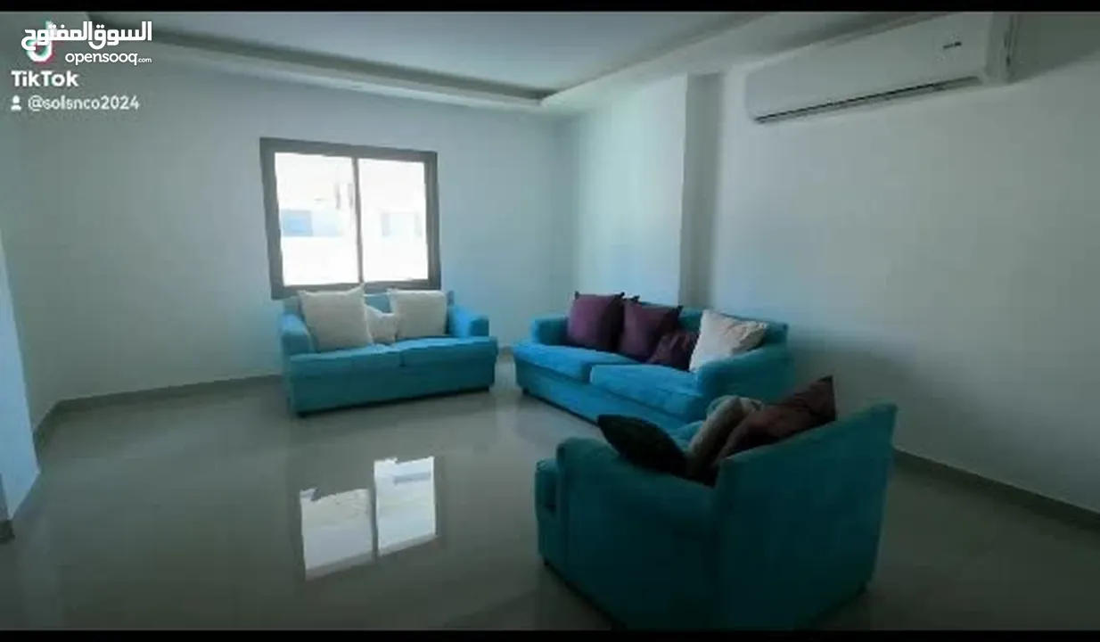 للايجار شقه سكنية نظيفة جدا مع التكييف .مكونة من.  غرفتين صالة ومطبخ  وحمامين موقع ممتاز