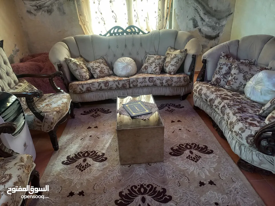قعده ضيوف  تتكون من ثلاثيه  وثنائيه ومفردتين   زائد طاوله وسط   وسجاده