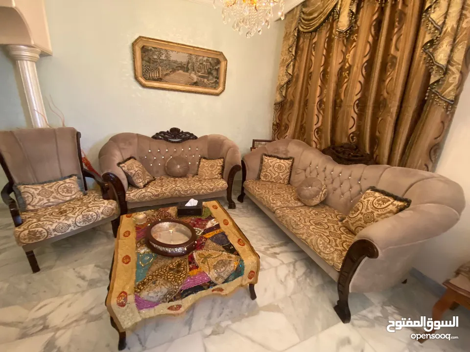 طقم كنب شبهً جديد للبيع