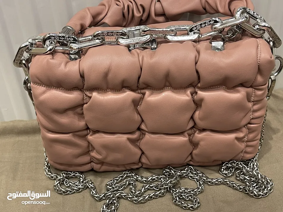 شنطة صغيرة زهرية أنيقة وأنيقة للبيع - مناسبة للمشاوير والطلعات  اليومية بحالة ممتازة ونظيفة جداً جيد