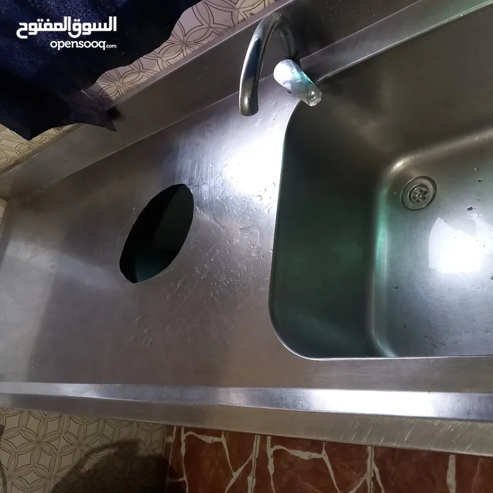 مجلى ستيلس ثقيل صناعي  ثلاجة بحاجه الى مروحة  طاوله ستيلس  غاز عين وحدة كانون كبير طول مترين عرض 40س
