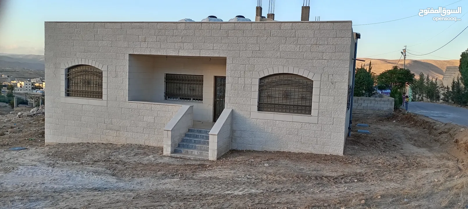 بيت واجهة حجر 140 متر في الرحيل