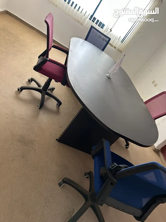 اثاث مكتب فاخر استعمال بسيط جدا - شبه جديد بسبب السفر