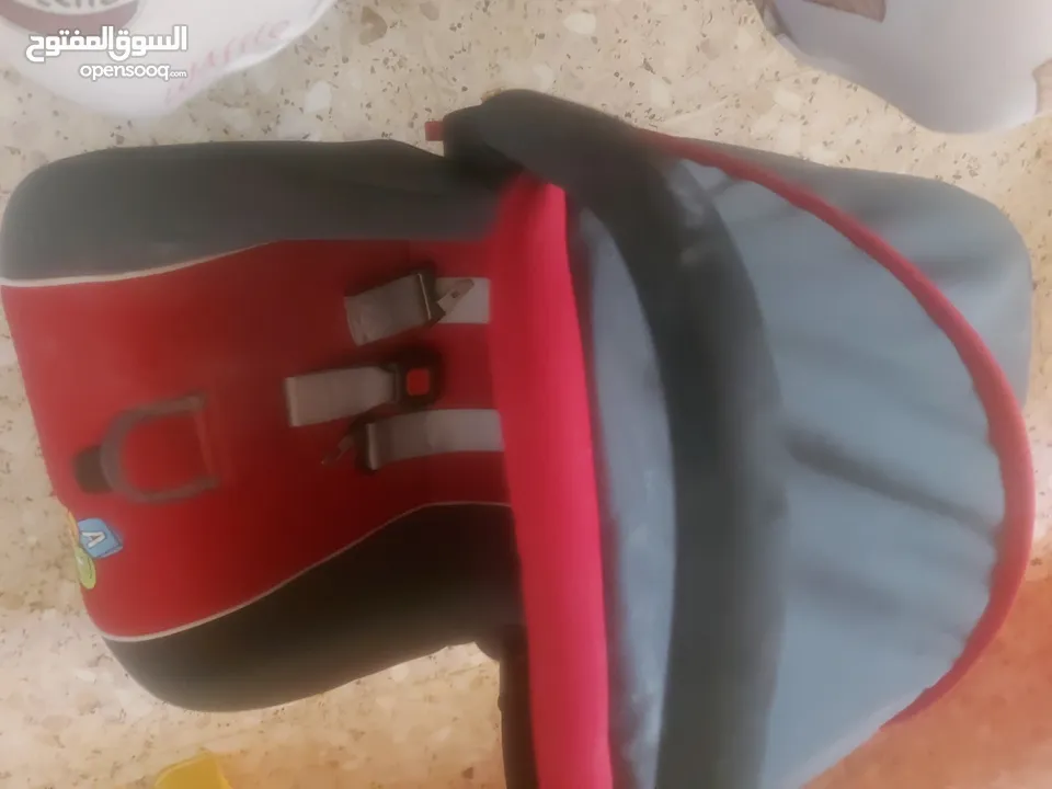 سحسيلة اطفال وكارسيت ومقعد طعام بحالة جيدة جدا بسعر مغري