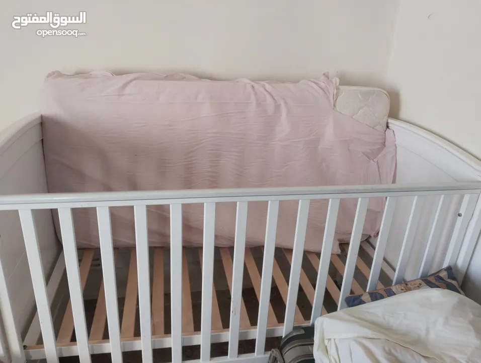 تخت بيبي جديد غير مستعمل مع الفرشه وخزانة للبيع للجادين فقط أرجو الإتصال