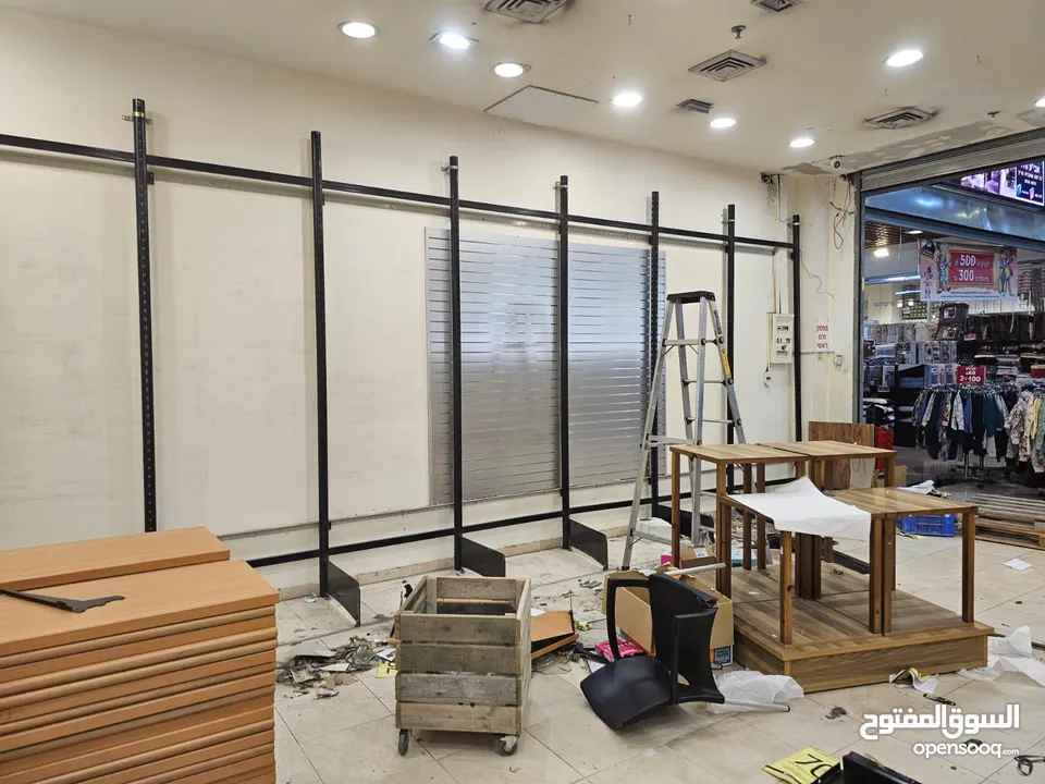 رفوف خشب استعمال شهر بحالة جيدة مع الاعمدة