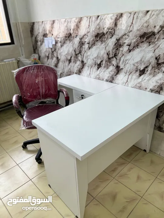 جهّز زاوية عملك براحة وأناقة! مكتب عملي أنيق كرسي دوّار مريح يدعم ظهرك لساعات العمل الطويلة،