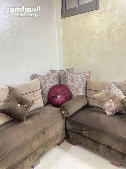كنب صالون وطاولة مستعمل مؤقت للبيع