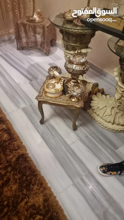 طقم كنب وطقم طاولات وسط وطقم طاولات سيرفس و برادي للبيع بسعر مغري جميع الاثاث تفصيل لا يوجد اي كسر