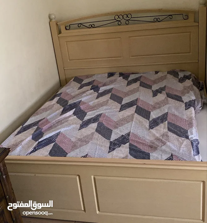 6door wardrobe, Kingsize bed with mattress, queen size bed with 2 side tables