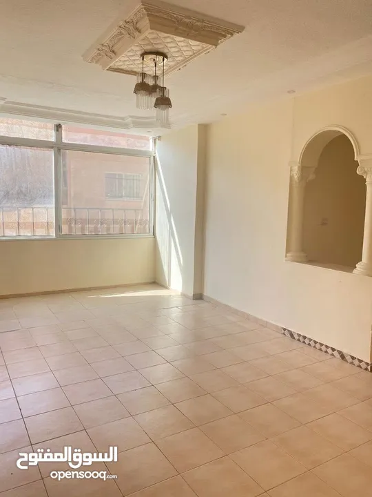 مطلوب شريك سكن ماركا الشماليه شقه غير مفروشه غرفتين و مطبخ وحمام