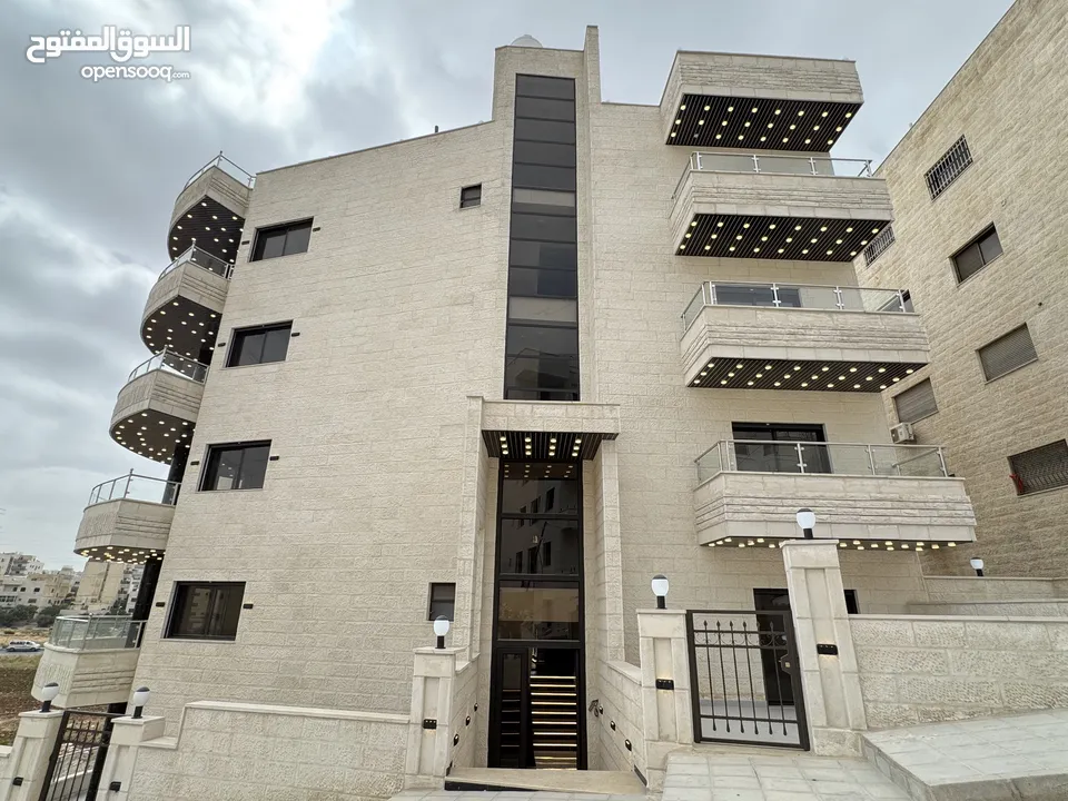 شقة فاخره للبيع بأجمل مناطق البنيات بمساحة 227م بسعر مميز طابق تسوية (ارضيه من الجهة الأخرى)
