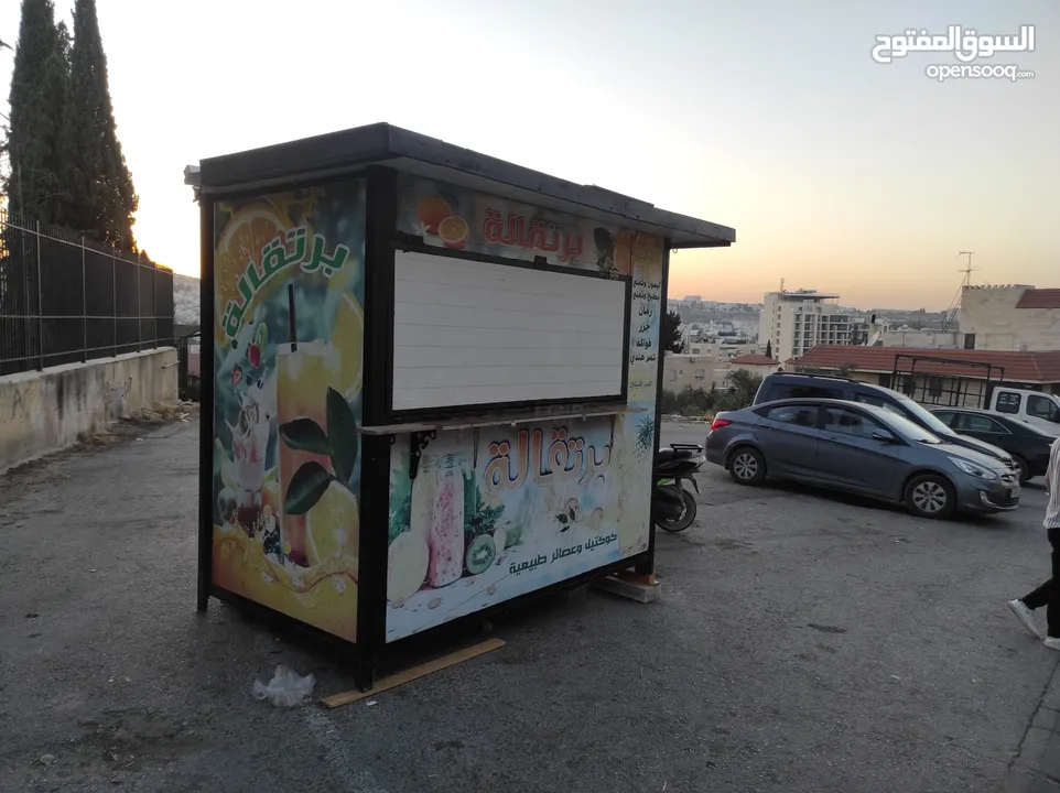 كشك للبيع وضع ممتاز جدا  جاهز للعمل  يمكن رفعه في ونش  مع غاز وعصارة برتقال