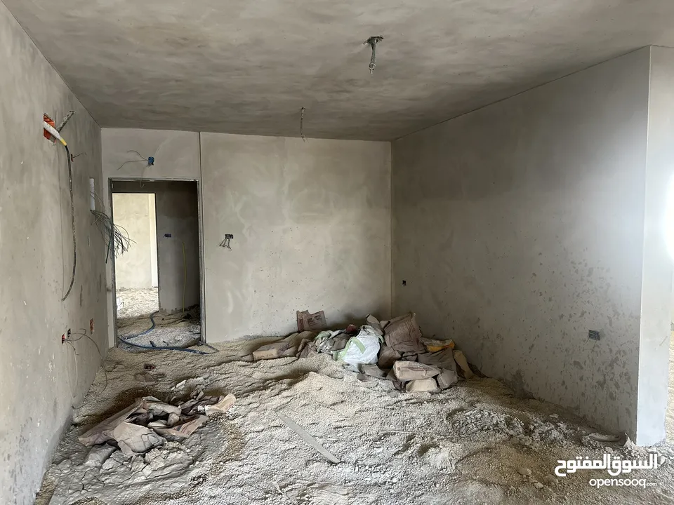 تملك شقة 93 متر تبعد 500 متر فقط عن مركز رام الله في منطقة عين مصباح