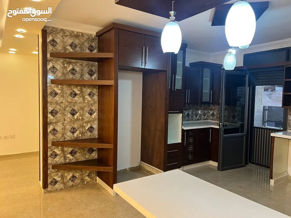 شقه فارغة للايجار في البيره  قرب شارع القدس وقرب  الفندق السياحي