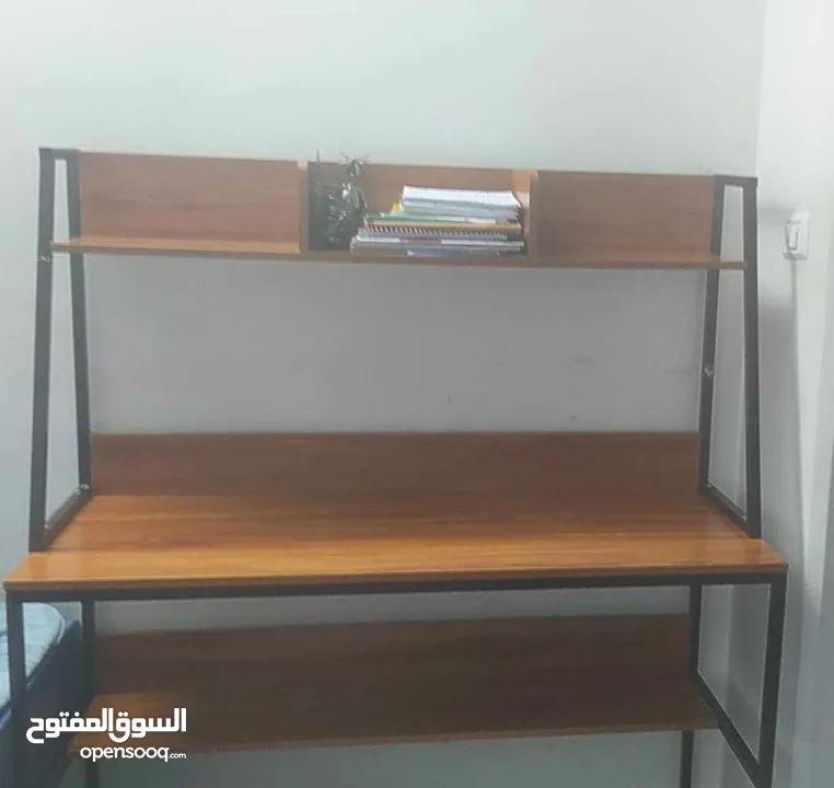 مكتب بحالة ممتازة مستعمل ثلاث سنوات