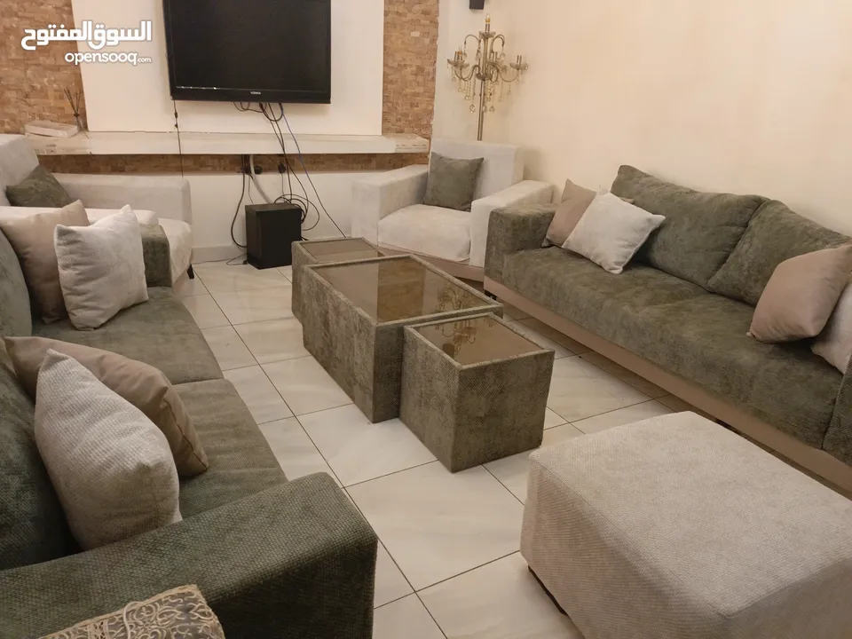 كنب تفصيل 8 مقاعد مريح جداً ولونه رائع وبحالة الوكالة