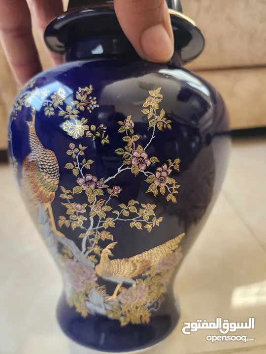 فاز انتيك قديمه لون ازرق رسمة طاووسين مذهبين يوجد كسر خفيف غير مؤثر على الشكل العام(نوادر)