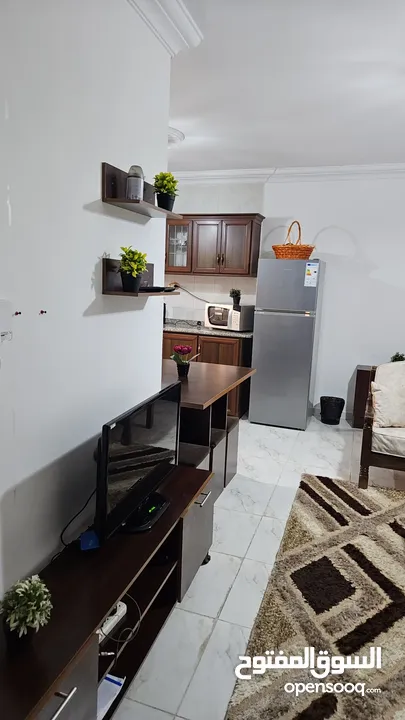 شقه مفروشه ديلوكس كاملة الخدمات للايجار الشهري او السنوي في عمارة سكنيه مخدومة يوجد حارس للعمارة