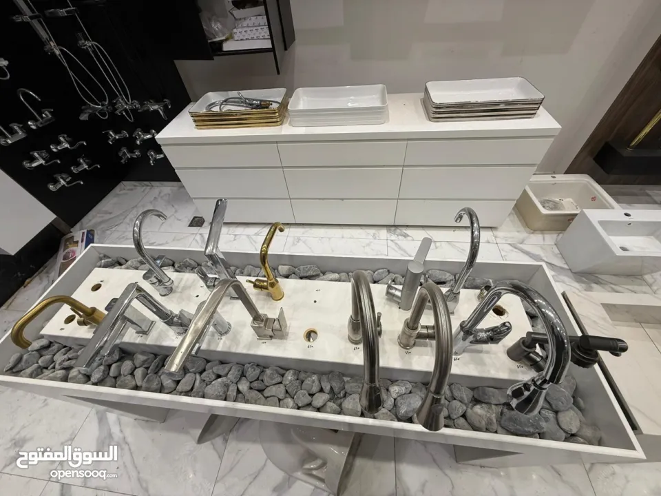 ادوات صحية مشكلة جديدة في معرض للبيع مراحض مغاسل حنفيات مجالي وسرميك مشكل للبيع كميه داخل المعرض