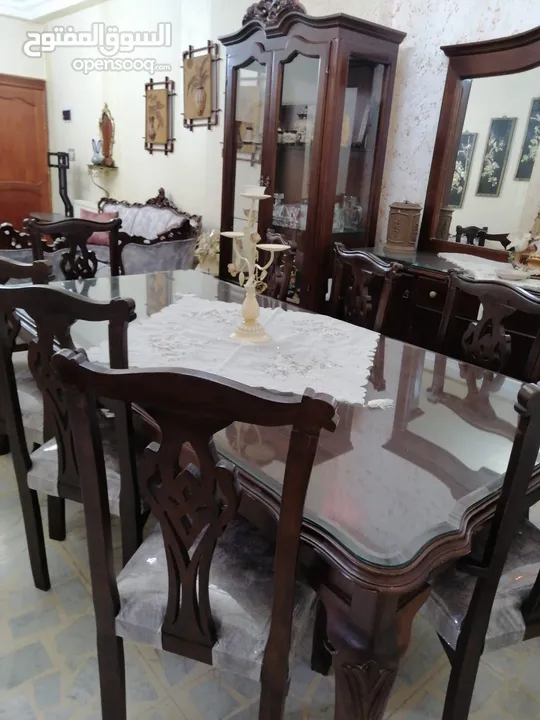 طاولة سفره مع 8 كراسي + بوفيه +فضيه   للبيع مع بعض او مفرق