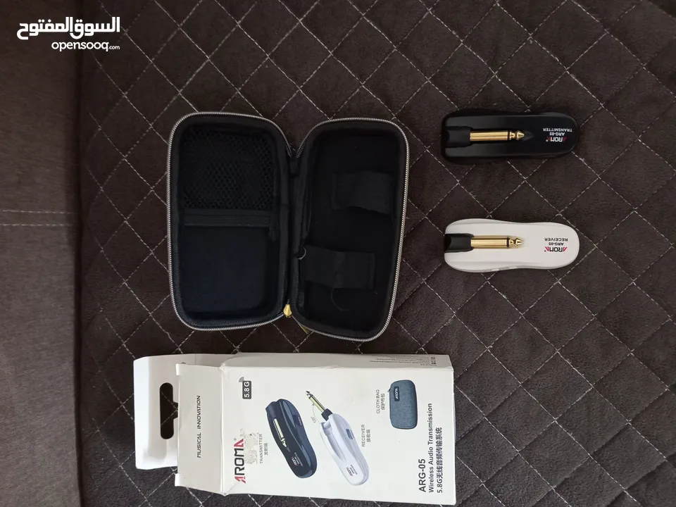 عود الكترك وبرضو عادي بعطي صوت بدون ساوند سيستم مع لاقط لاسلكي وشنته وحامل كتف ... عليه ايكولايزر