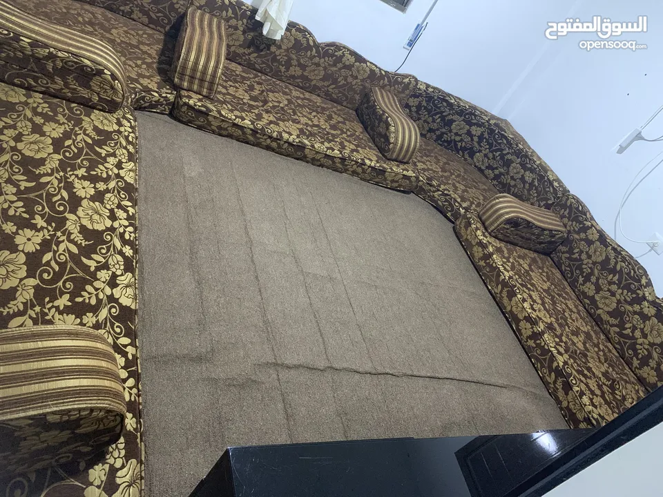 فراش عربي مع طاولة تلفزيون للبيع وقابل للتفاوض