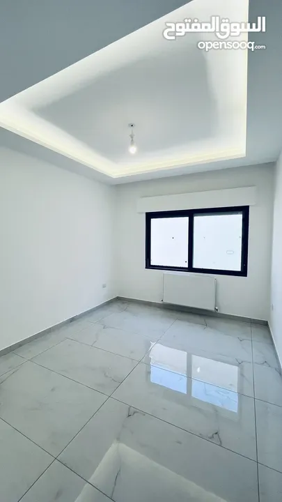 شقة ارضية ذات اطلالة رائعة بمساحة اجمالية 300 متر مربع