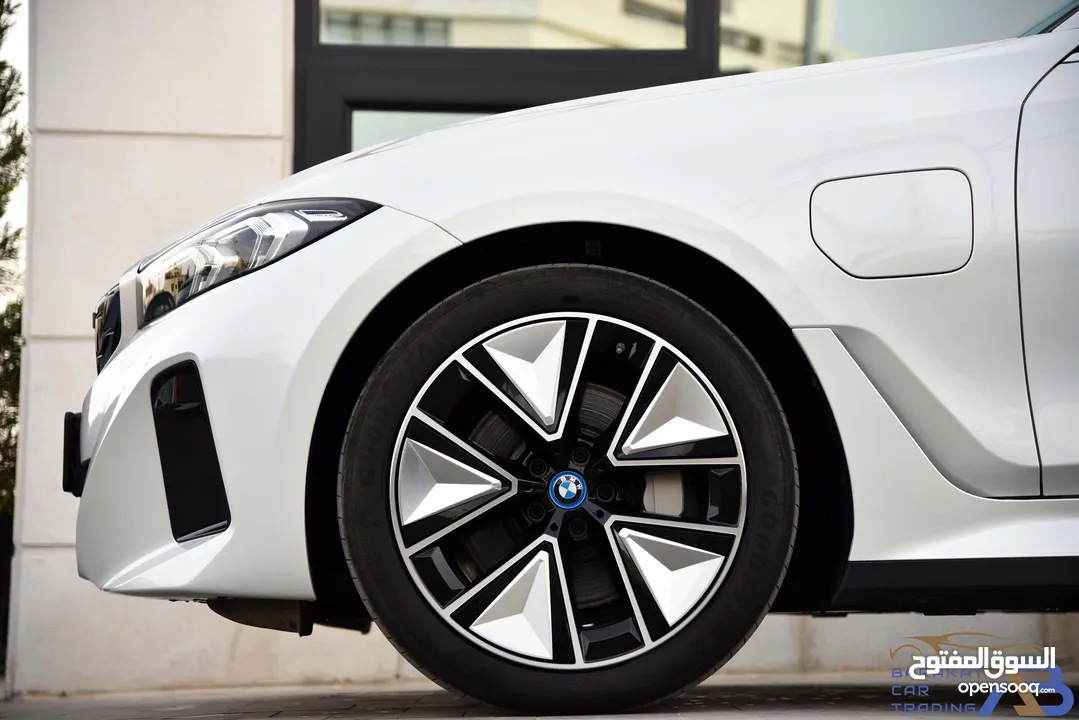 بي ام دبليو الفئة الثالثة i3 eDrive35L كهربائية بالكامل 2023 BMW i3 eDrive35L EV M Power Kit - Mid