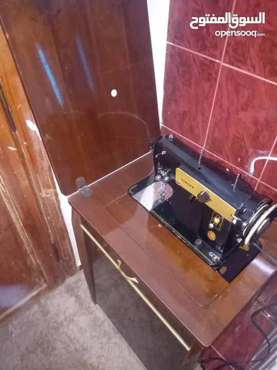 ماكينة خياطة فخمة بحالة ممتازة نوع سنجر