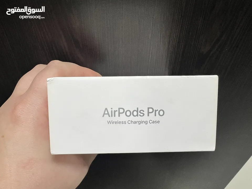 Apple AirPods Pro with Wireless Charging Case and Original EarTips ( only right earbud is working )