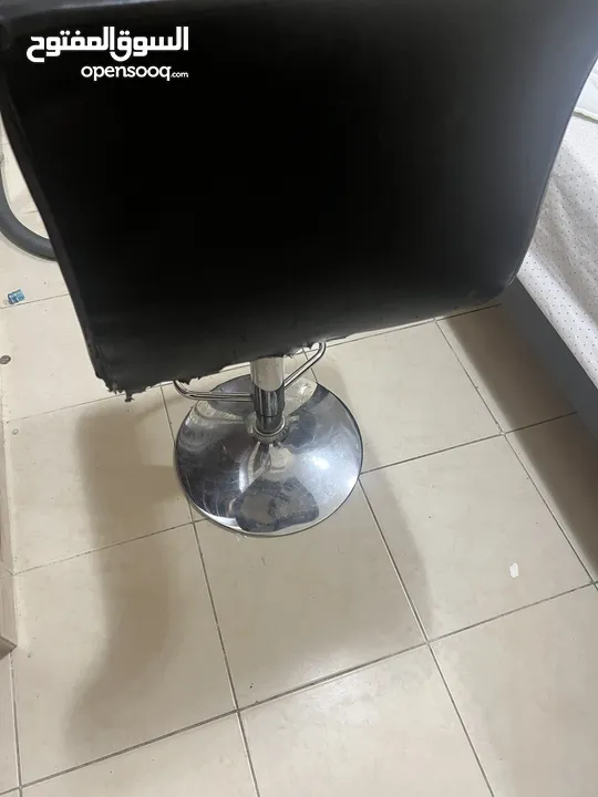 The hydraulic rotating chair