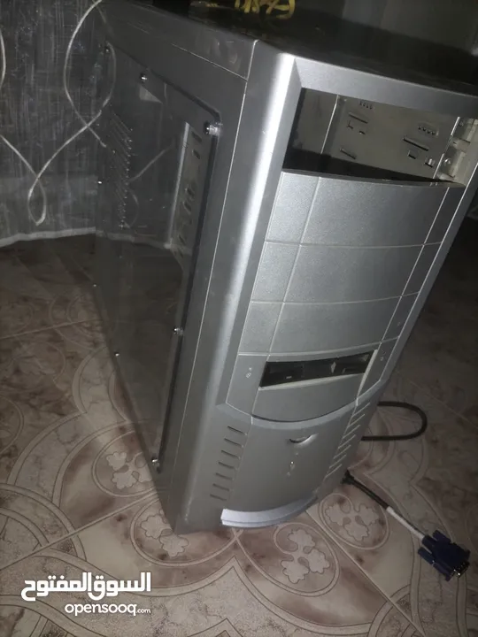 كمبيوتر مستعمل قديم شغال مع كيبل للتشغيل عليه مروحه زياده للتبريد الكيس مرتب ببين اي جواه زي الجيمنج