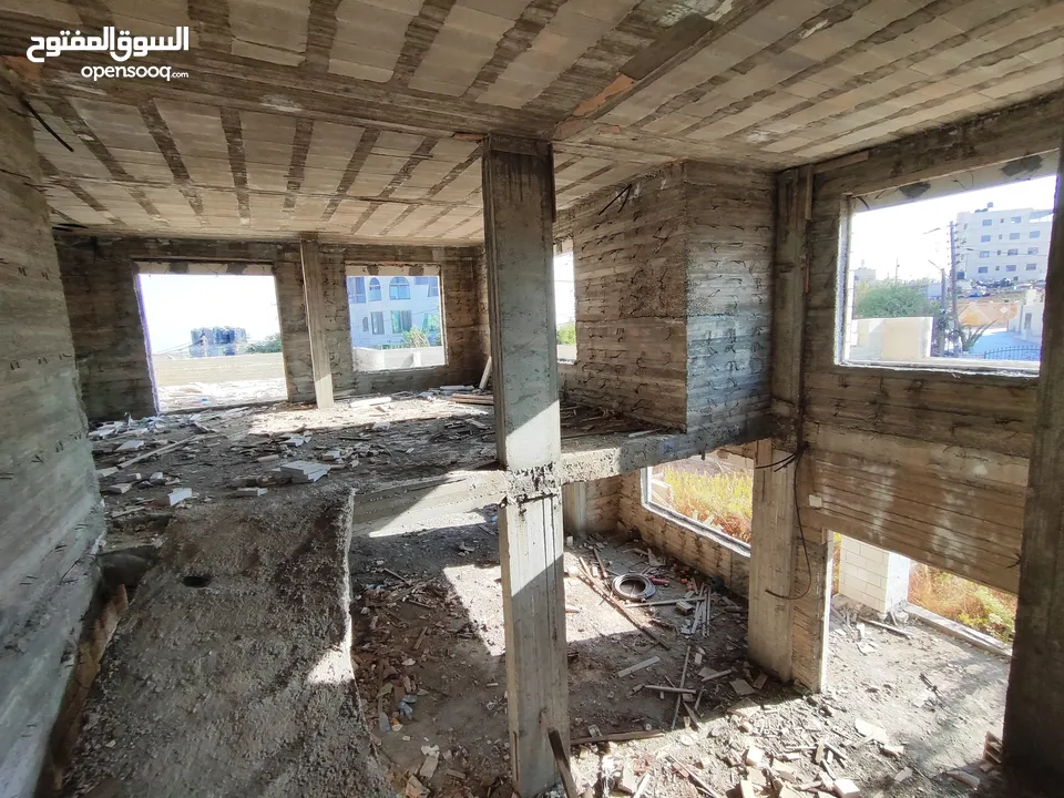 قطعه أرض عليها فيلا عظم للبيع في سطح مرحبا