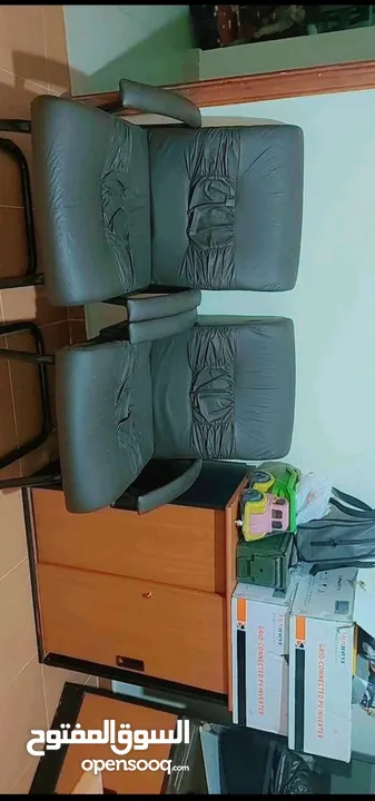 مكتب كامل ولم يستعمل