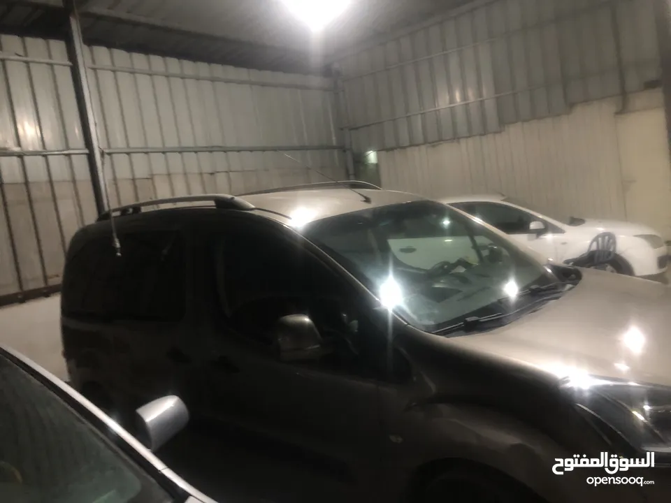 بيجو باتنر تيبي 2016 ترخيص  بابين سحب وبابين خلفيات  ماتوها ممتاز  فحصها. فيها قشرة جناح خلفية بس