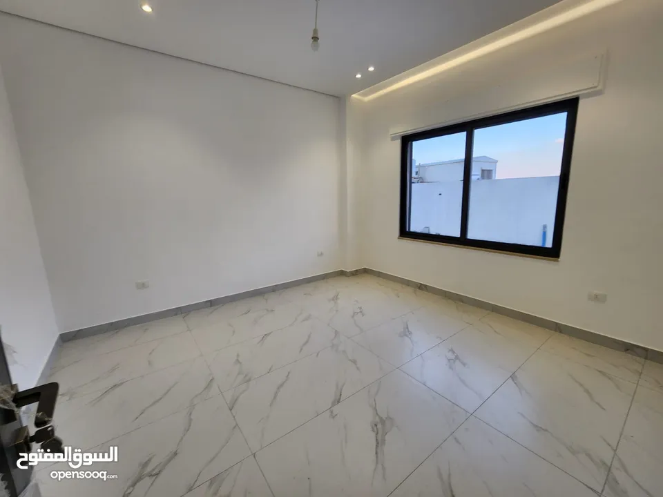 شقة شبه ارضي للبيع في حجار النوابلسة - 14254