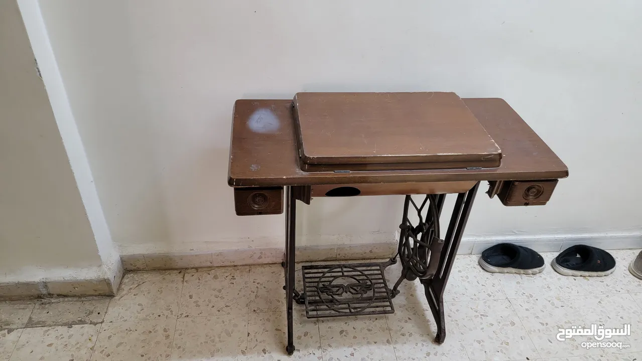 ماكينة خياطة بدون متور نوعها الفراشة  مع الطاولة